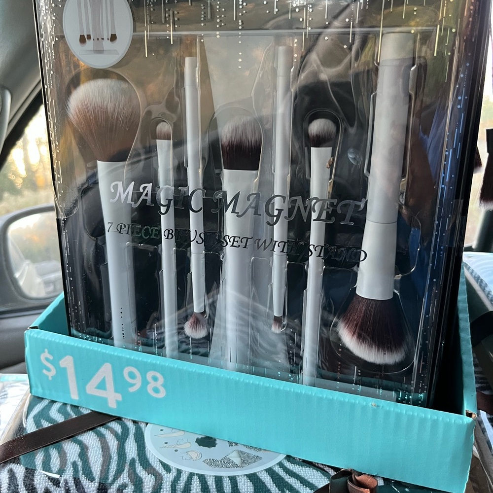Magic Magnet 7-Piece Brush Set